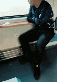 |搞笑GIF:看不懂妹子这样做的意义,凉快?