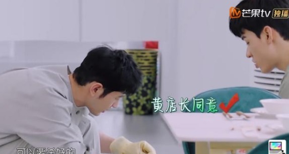 小龙虾|姚安娜在《中餐厅》“拈轻怕重”,其他成员喝茶,龚俊已忙活不停