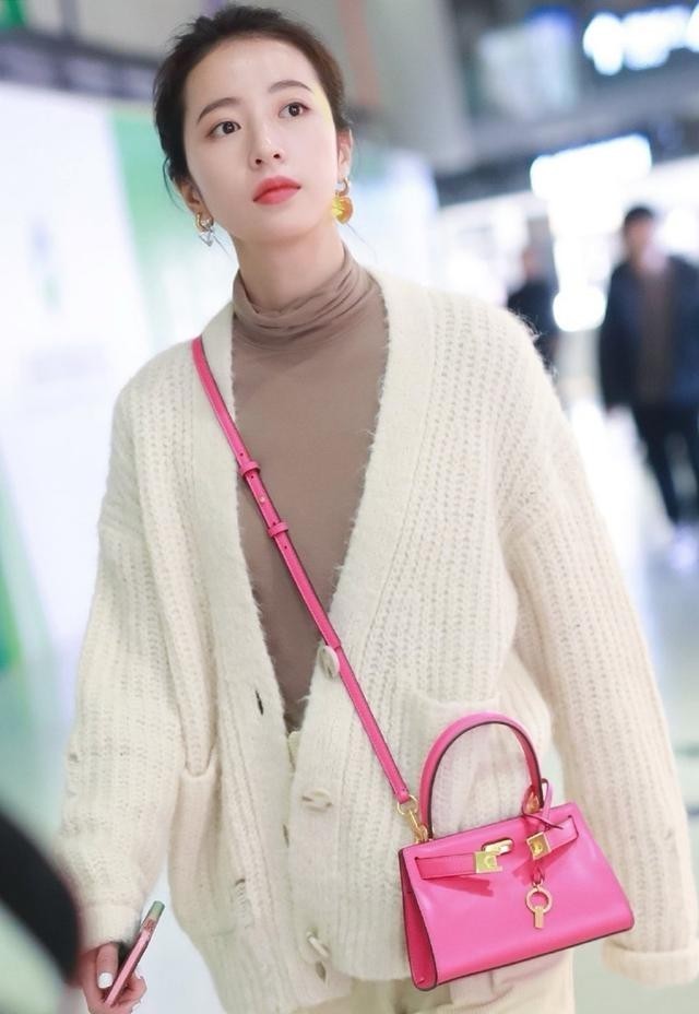 针织衫 秋冬内搭的“神器”,保暖又美观,这样选择开衫就对了