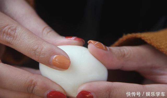 煮鸡蛋不要只用清水,多加这一步,蛋壳一碰就掉,蛋黄鲜嫩营养好!
