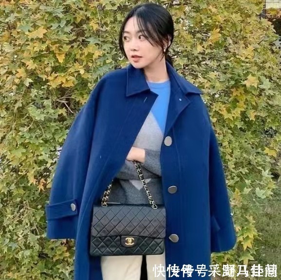 雾霾蓝大衣不流行了,最近大火的“海蓝色大衣”,这样搭配真好看