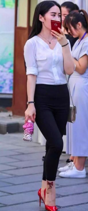 街拍美女穿紧身上衣好身材,气场却依旧在线,好气质竟如此重要