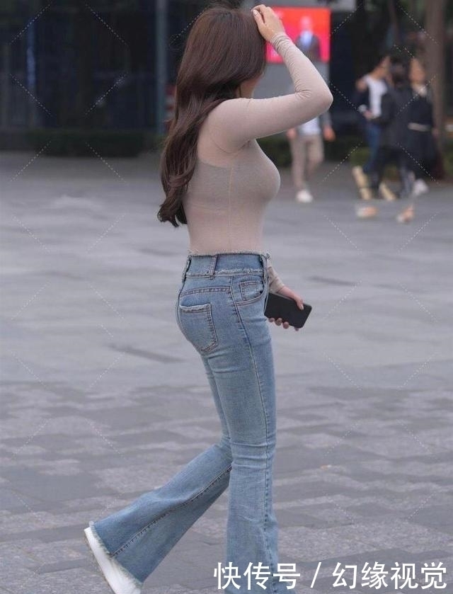 紧身的灰色上衣,搭配牛仔喇叭裤,修身又时髦,减龄又显优美曲线