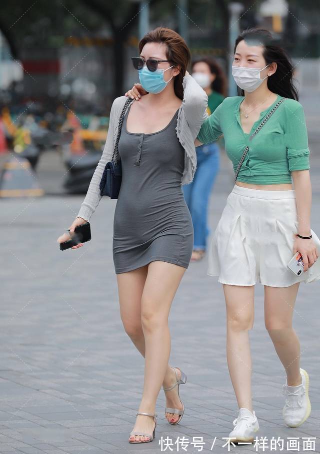 深灰色 深灰色包臀裙搭配浅灰色针织衫,不同恢复层次分明,成熟有韵味