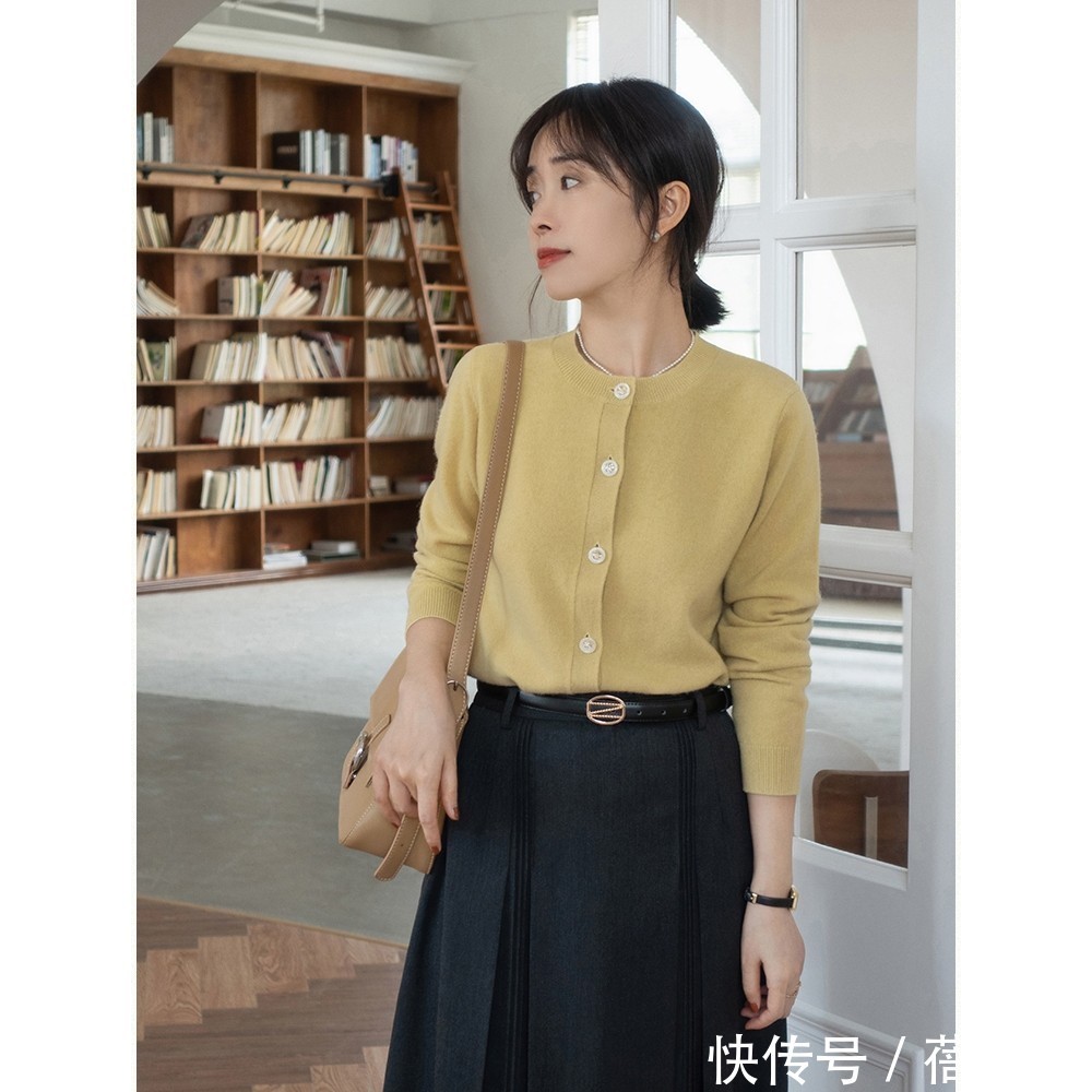 穿搭 今年火了一种穿搭,叫“针织衫+半身裙”,不仅知性而且超有气质