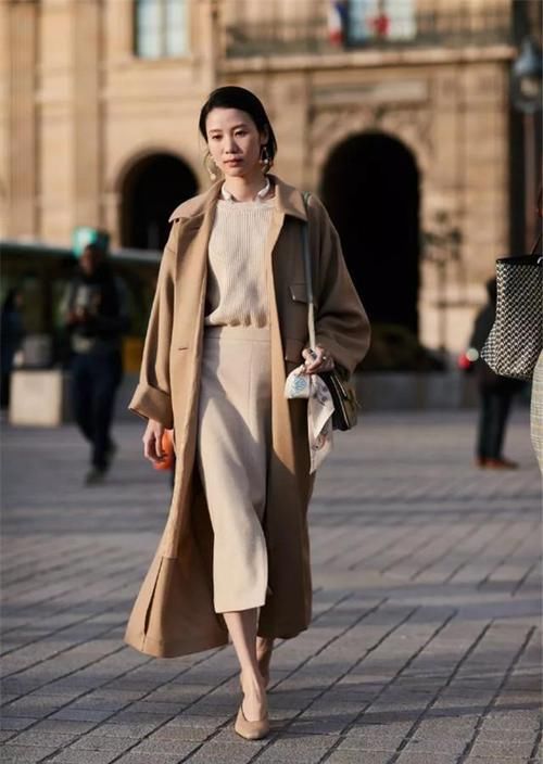 女人不管多大年纪，大衣建议多穿这3种“颜色”，时髦显白又减龄