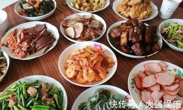 搭配|晒晒婆婆家的年夜饭,12道菜,荤素搭配有营养,简单好吃有味道