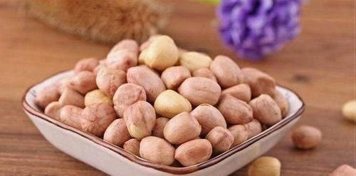 花生米不要油炸了，加1头大蒜，比水煮简单，比油炸的还好吃