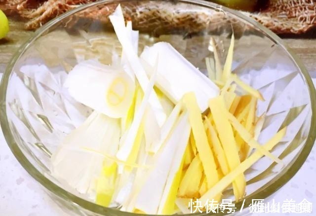 鲜嫩|清蒸鱼怎么做才好吃?放盐和料酒?都错了!3个技巧,鱼鲜肉嫩