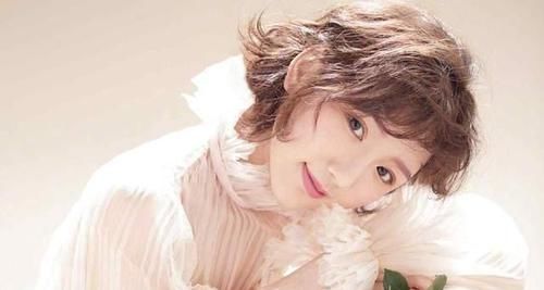 45岁左右的女人,过年别再烫“大妈卷”!试试这3款发型,特好看