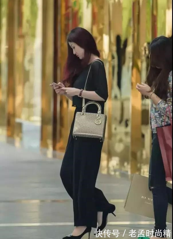 一身黑色|街拍: 逛商场的性感长发美少妇, 一身黑色阔腿裤, 贵妇气质倍增!