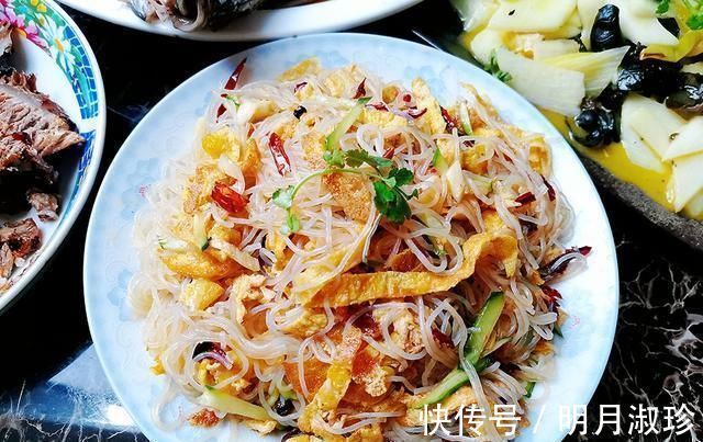儿子|儿子领女友回家过年，看看妈妈做的年夜饭，网友这是想当婆婆了