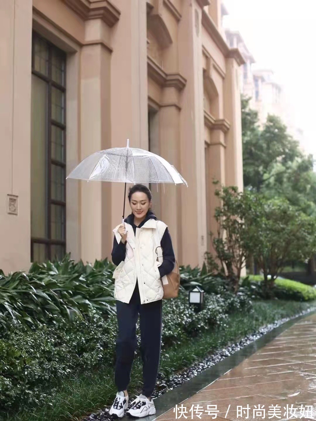 高腰裤|冬天穿羽绒服也可以很时髦,配这几种裤子,保暖优雅还显高显瘦