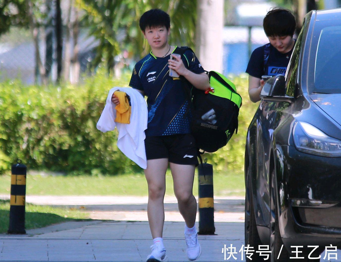 教练|恩师常伴左右,孙颖莎到了正式比赛当中,谁会做场外指导?