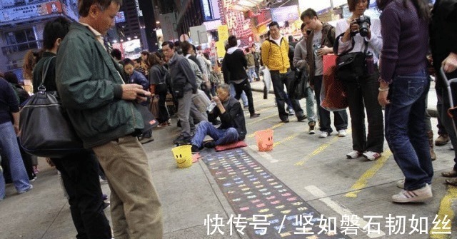 书法家@街头乞丐不甘心现状,苦练书法10年,字体被收购上市,一夜成富豪