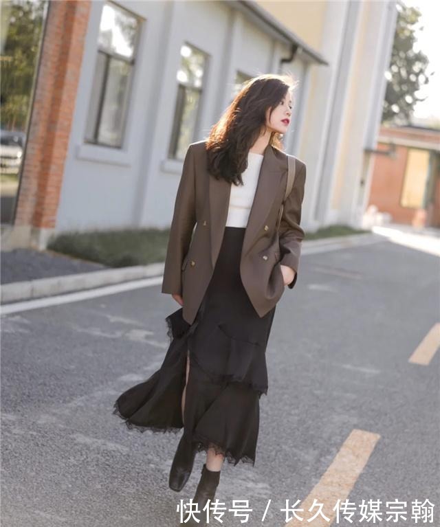 毛衣下面不一定要搭裤子,今年流行“毛衣+半长裙”,气质又高级