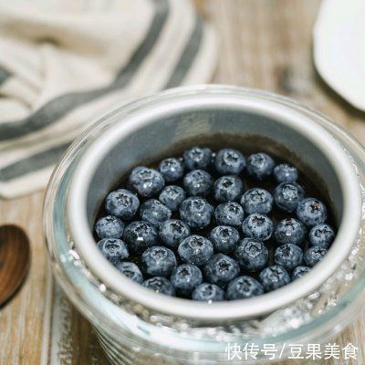 蓝莓|餐厅必点的免烤入口即化的蓝莓巧克力慕斯，在家也能做