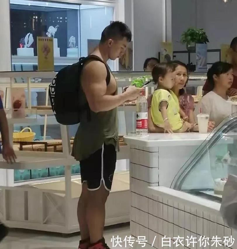 小哥|寸头肌肉小哥,公狗腰猛男腿,能亲吻自己的胸肌,是不是你的菜