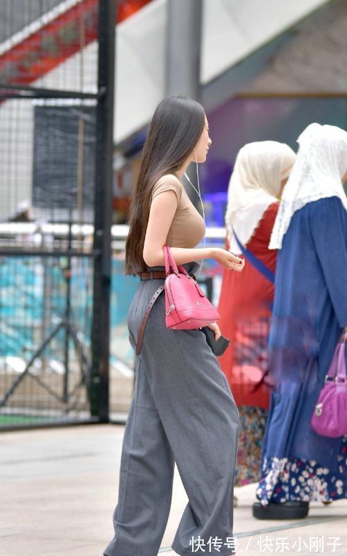 打扮 打底裤的打扮显瘦更立体,带来无限活力感,甜美和优雅兼具