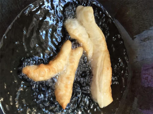 小苏打|炸油条不需要泡打粉?用“它”炸出来的油条,蓬松酥脆不油腻
