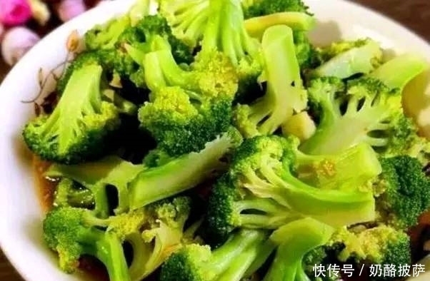 吃了显年轻的好食物，男女坚持吃，促进排毒，预防便秘，滋养肌肤