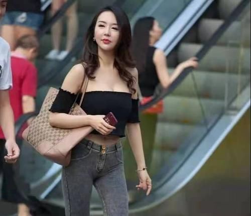 紧身牛仔裤 紧身牛仔裤的美女,街头感十足,随便穿就很有魅力!