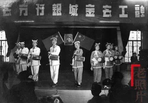 照片|62年拍照帝、50年银行职员相册……老相册里“淘”出的影像史