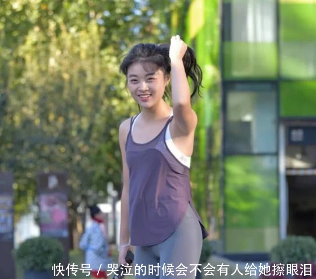 帅气打底裤彰显青春的魅力,可以展现一种清新自然的美丽!