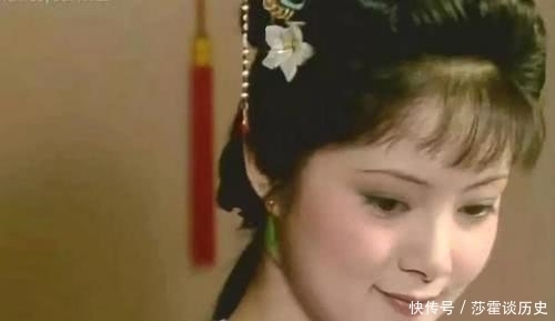 薛家那么有钱,为何香菱弄脏区区一条石榴裙,薛姨妈就埋怨责骂?