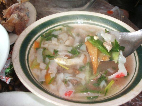 带城里婆婆到农村吃结婚酒席，看到后厨后，她说了三个字评价