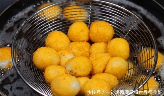 汤圆放入滚烫的油锅中,瞬间变美食,我也是今天才知道,太香了
