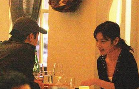 与黎明同居11年,获8亿分手费,现嫁老外成