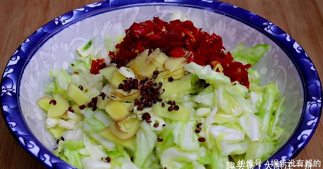包菜我就服这做法,家里老奶奶教我的,酸辣解腻,连火都不用开