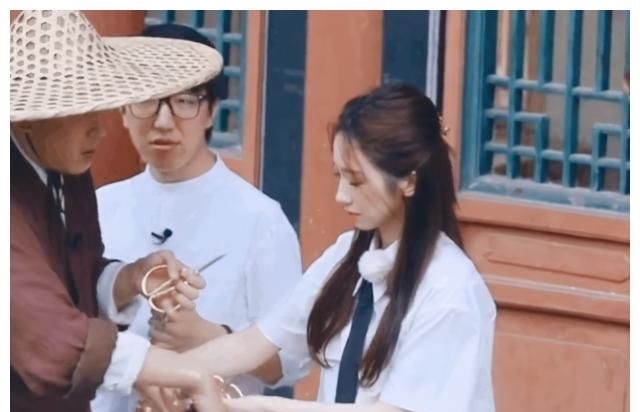 刀刃 《中餐厅》赵丽颖递刀动作再惹争议,刀刃对人太危险,细节很重要