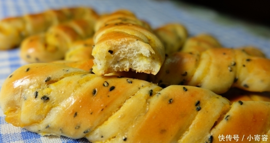 红薯跟鸡蛋是绝配,不用发面,做好吃的红薯饼,松软鲜美,特好吃