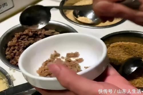 父母|宝妈炫耀10块钱带儿子吃海底捞:贪小便宜的父母,正在毁娃