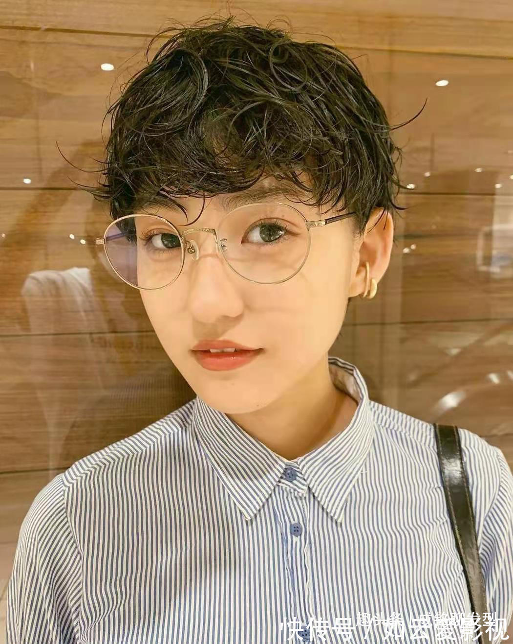 烫发 烫发不会打理造型?今年流行“吹不干”发型,不用造型也很时髦