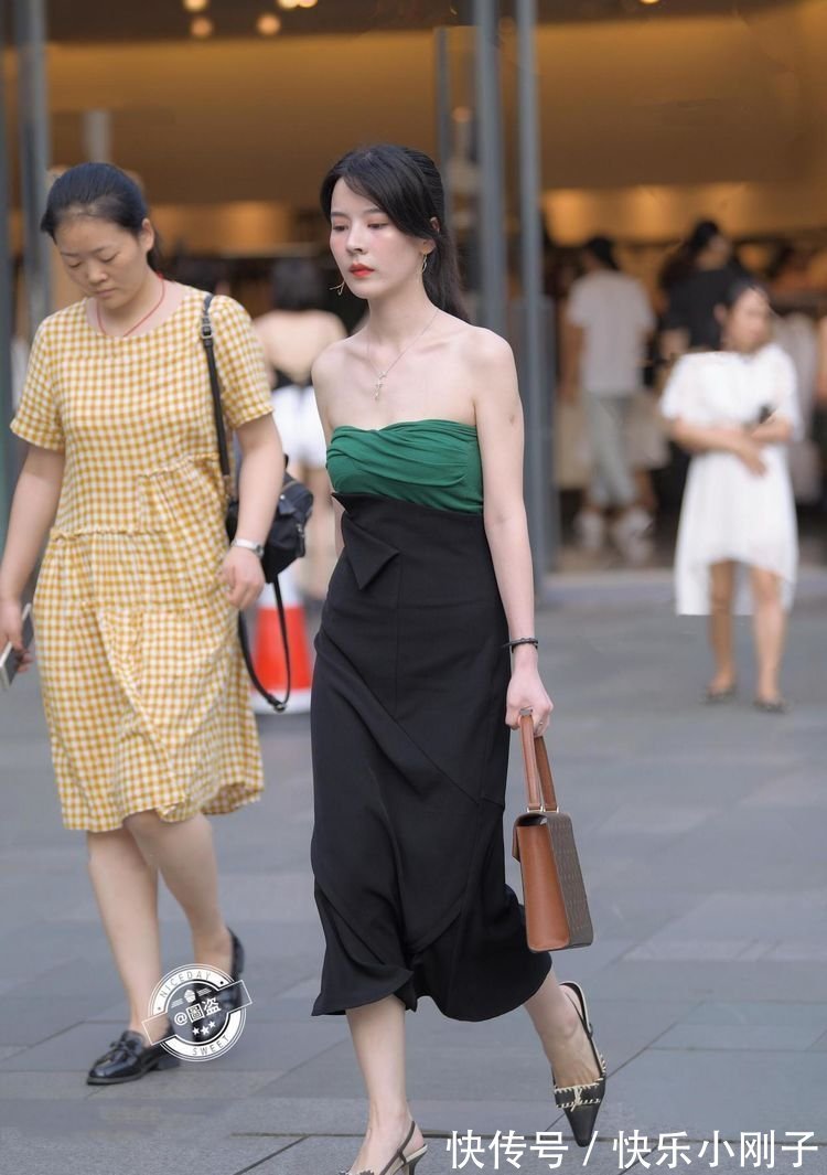 连衣裙|温柔的浅棕色背心上衣,搭配复古喇叭裤,造型变得大方美丽