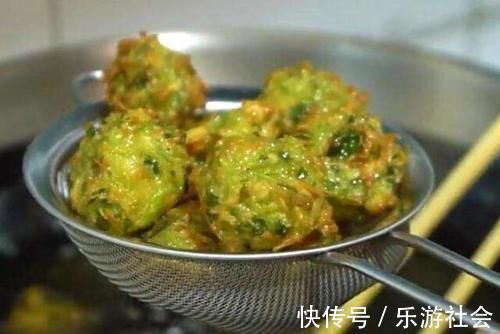 炸萝卜丸子,别只加面粉,多加两样食材,丸子更酥脆,凉了也好吃