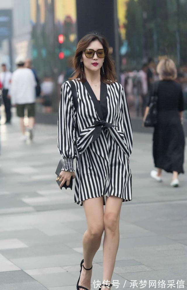 时尚 时尚竖条纹连衣裙搭配一字带高跟鞋,显高还显瘦,令气质更迷人