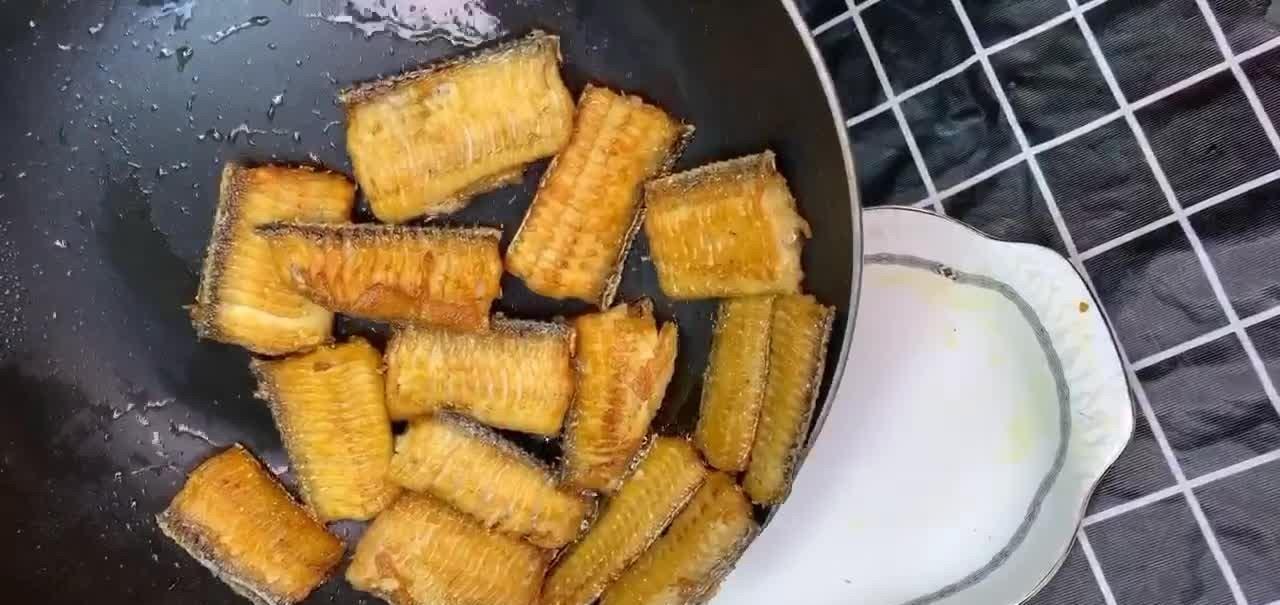 红烧带鱼，肉质鲜嫩骨粗刺少，口味香辣味美，兼具营养和美味