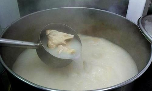熬骨汤别只会放大骨头，加它一起炖，汤更浓味更鲜，营养又好喝