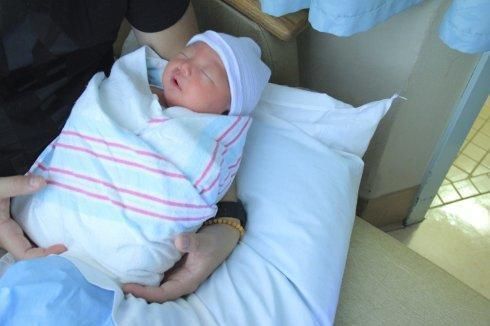 颜值|产房一女婴火了, 靠颜值征服网友 这孩子在娘胎里“整了容”