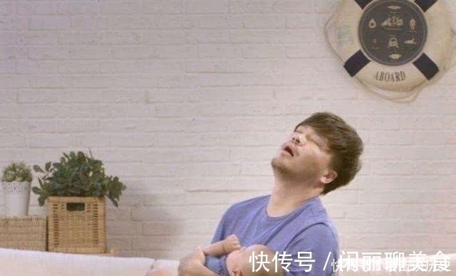 宝妈|宝宝“全副武装”看电视,宝妈在一旁睡倒,孩子:这届家长真难带