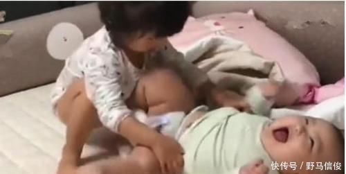 性别|3岁姐姐给弟弟换尿不湿,发现弟弟和自己不一样,反应让人笑抽