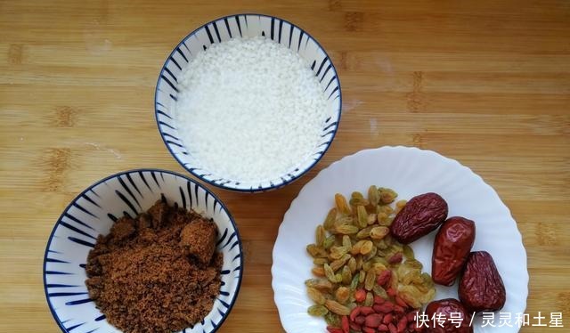 红糖糯米饭,做出来红亮诱人,解馋又不会胖,尤其适合女人吃