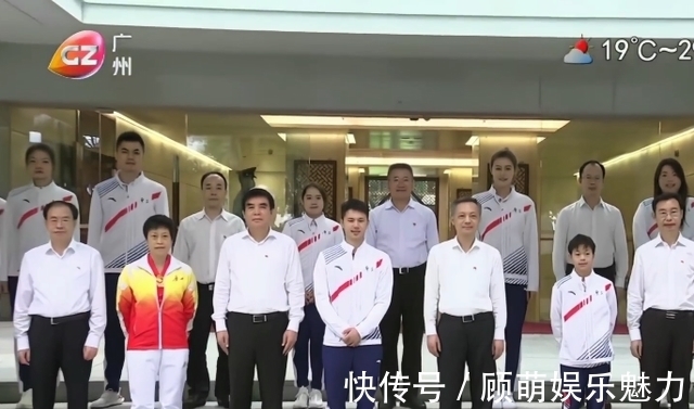 海豚|全红婵放假,给小海豚起名字:辣条!还受到领导接见,在会场看书