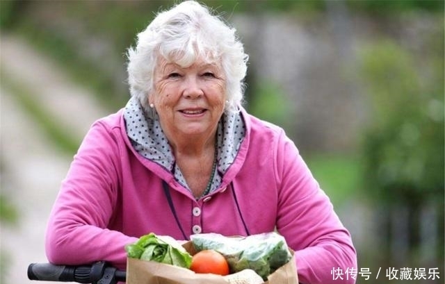 每天饭后吃几粒核桃,净化血液,稳定血压,血管干净通畅!