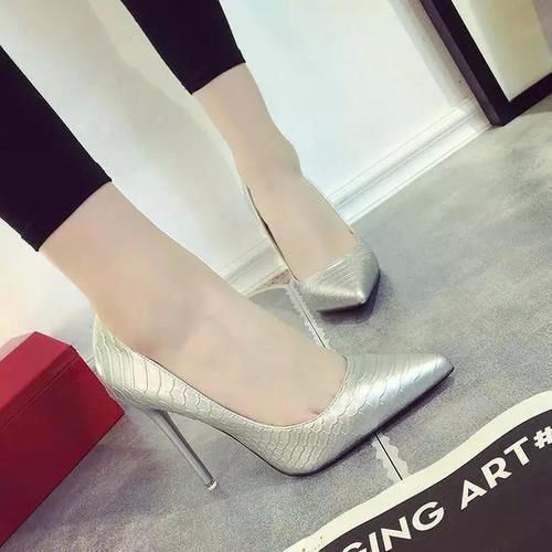 高跟鞋 职场上的女人穿细跟高跟鞋,让你既有女人味又有气场