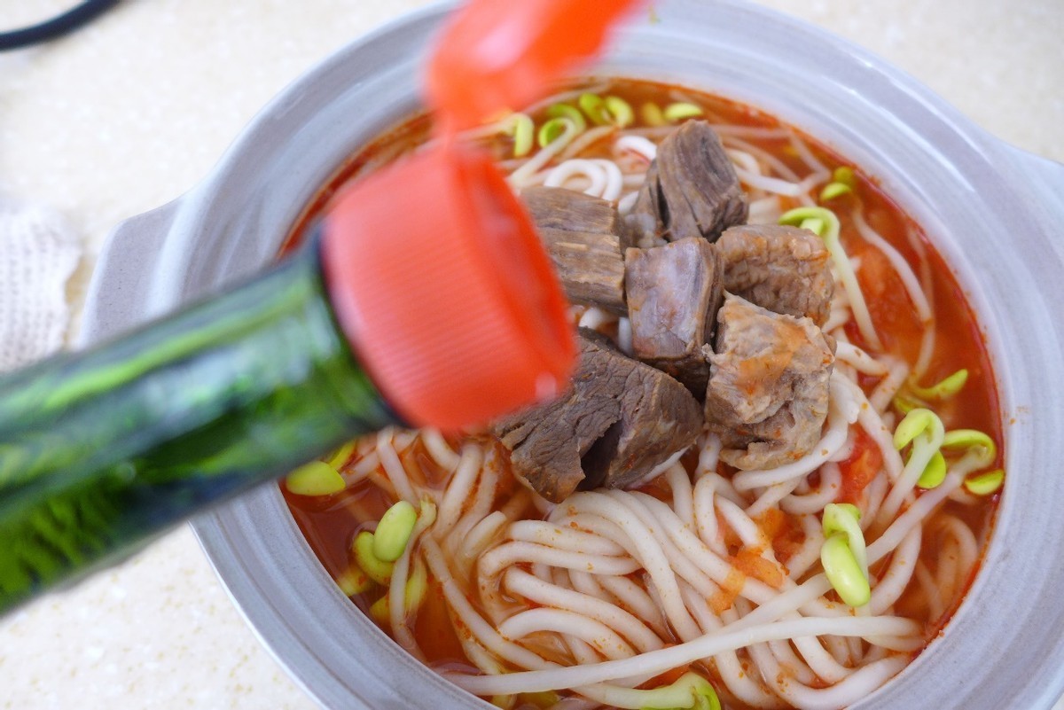 一碗热气腾腾的番茄牛肉面，简单好吃，连汤都不剩